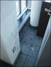 Behind the panel, the floor was covered with sprinkler grease, and even a little ice.